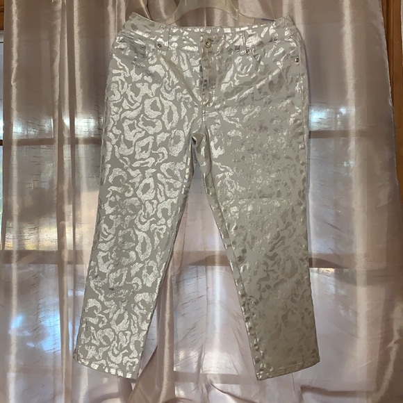 Chico’s Platinum Denim Capri/ crops - Picture 2 of 13